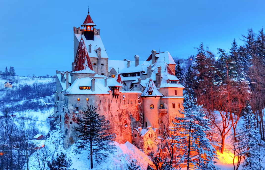 Castelul Bran acoperit de zăpadă groasă iarna, Transilvania, România